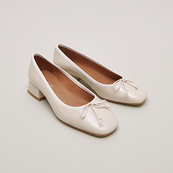Ballet flats with low heels in ecru pleated patent | DYBIL