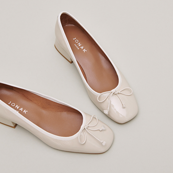 Ballet flats with low heels in ecru pleated patent | DYBIL