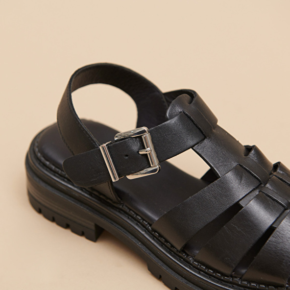 Platform sandals with wide straps in black leather | ABRAHAM