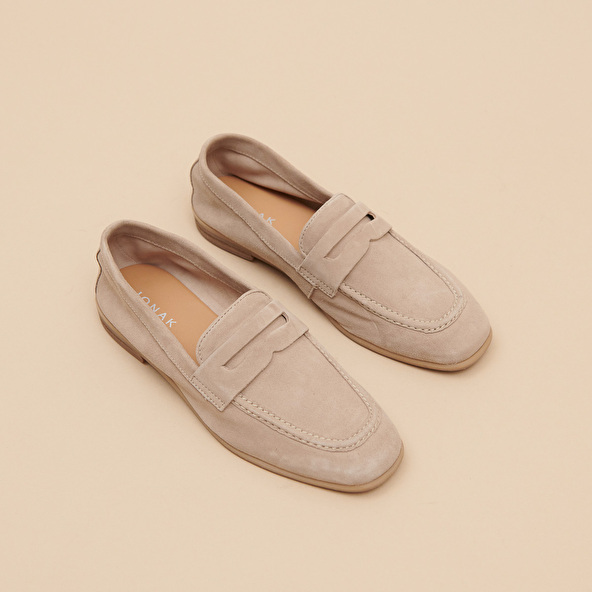 Loafers with flat heels and rounded toes in beige velvet | ACA