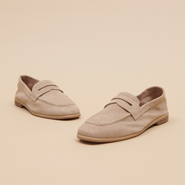 Loafers with flat heels and rounded toes in beige velvet | ACA