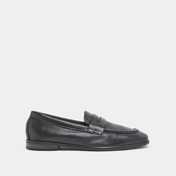 Loafers with flat heels and rounded toes in black grained leather | ACA