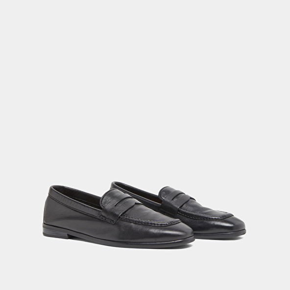 Loafers with flat heels and rounded toes in black grained leather | ACA