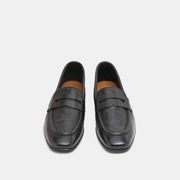 Loafers with flat heels and rounded toes in black grained leather | ACA