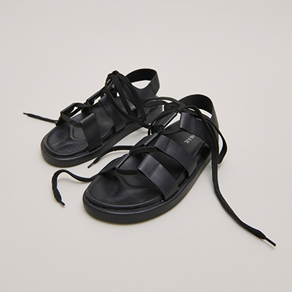 Sandals with multiple straps and laces in black leather | WELLINGTON