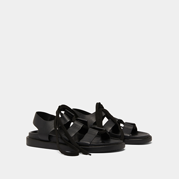 Sandals with multiple straps and laces in black leather | WELLINGTON