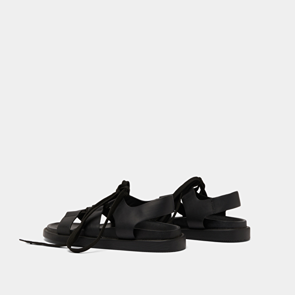 Sandals with multiple straps and laces in black leather | WELLINGTON