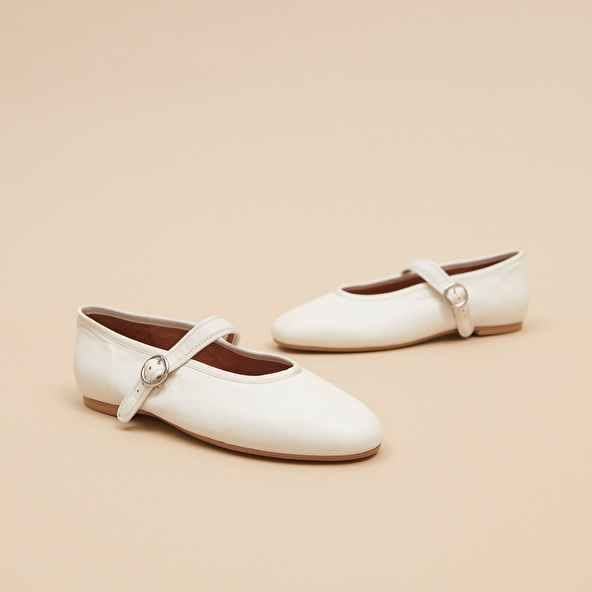Ballet flats with straps and adjustable buckles in ecru leather | DEESSE