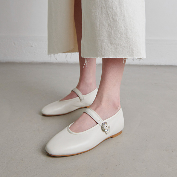 Ballet flats with straps and adjustable buckles in ecru leather | DEESSE