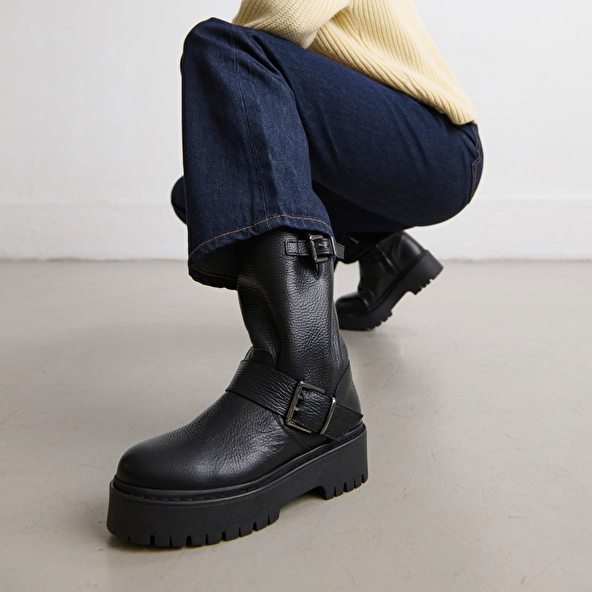 Bottes avec boucles in black grained leather | RICCARDO