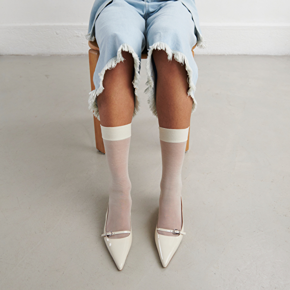Heeled pumps in ecru patent | DAMOISELLE