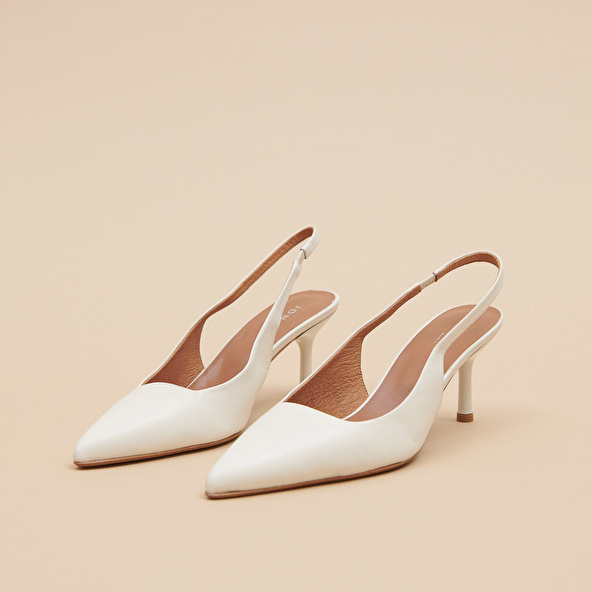 Pointed-toe pumps in ecru leather | DIAMANTINE