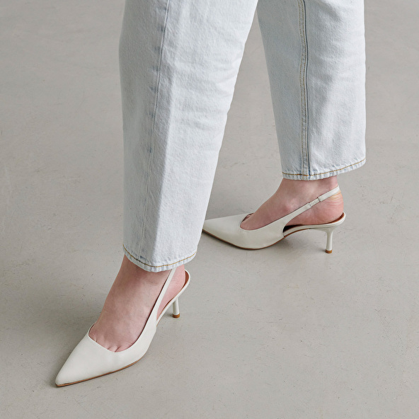 Pointed-toe pumps in ecru leather | DIAMANTINE