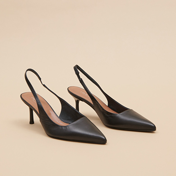 Pointed-toe pumps in black leather | DIAMANTINE
