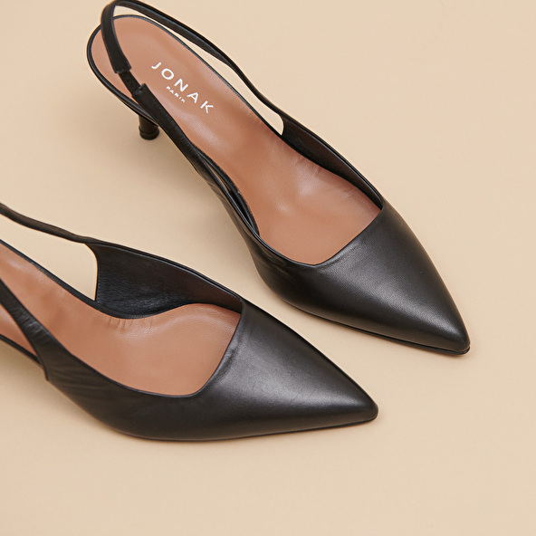 Pointed-toe pumps in black leather | DIAMANTINE