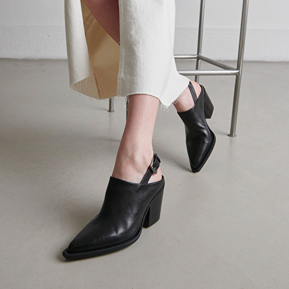 Mules with beveled heels in black leather | DOREN