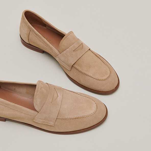 Round-toed loafers in camel velvet | THELMA