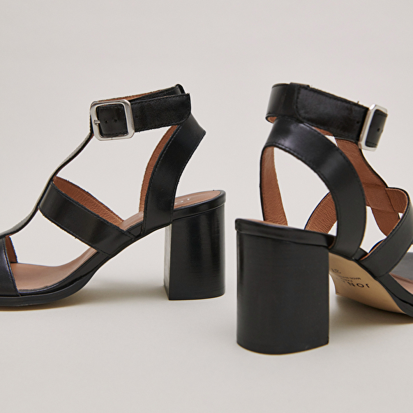 Heeled sandals in black leather | VILMA
