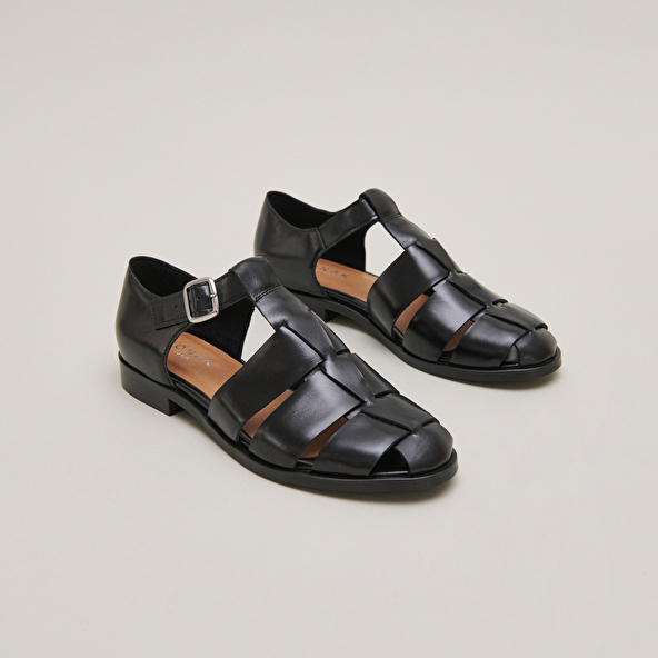 Sandals in black leather | AGOSTA