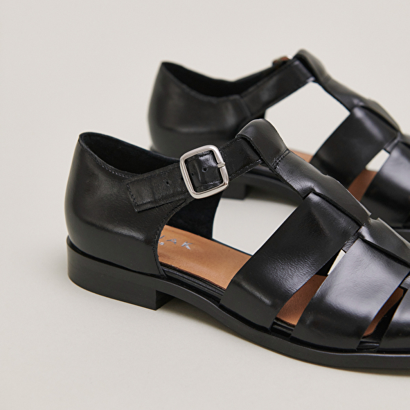 Sandals in black leather | AGOSTA