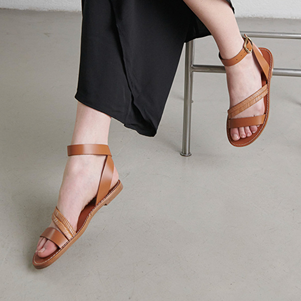 Plagettes with straps in cognac glazed leather | LAUSANNE