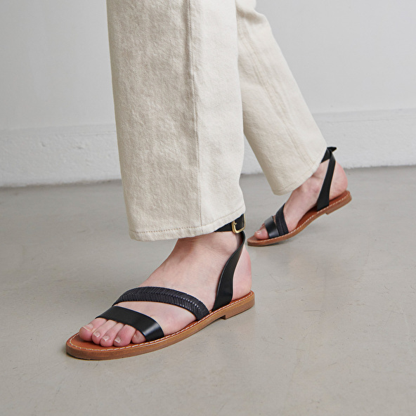 Plagettes with straps in black glazed leather | LAUSANNE