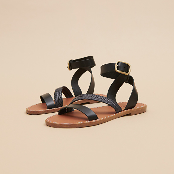 Plagettes with straps in black glazed leather | LAUSANNE