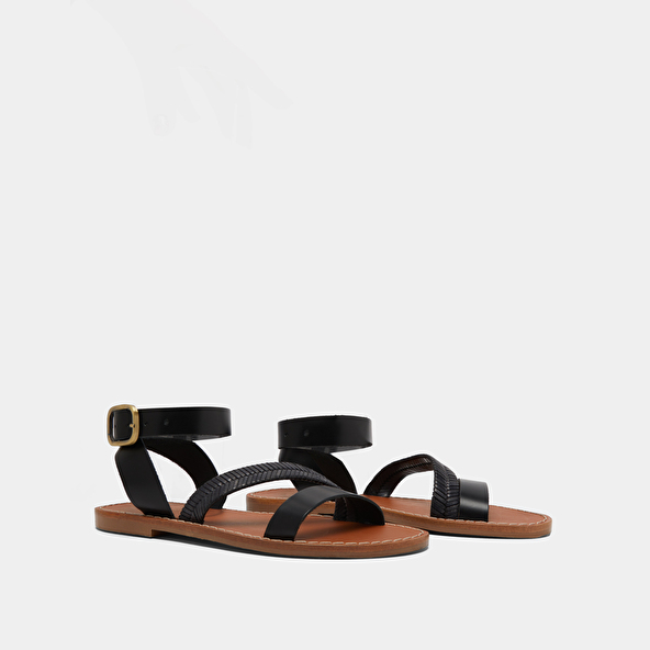 Plagettes with straps in black glazed leather | LAUSANNE