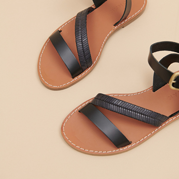 Plagettes with straps in black glazed leather | LAUSANNE