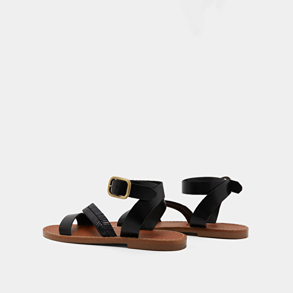 Plagettes with straps in black glazed leather | LAUSANNE