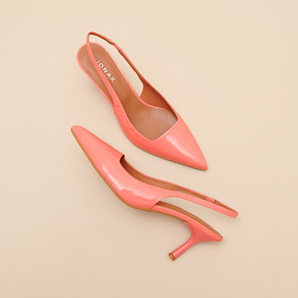 Pumps with pointed toes in coral patent | DIAMANTINE