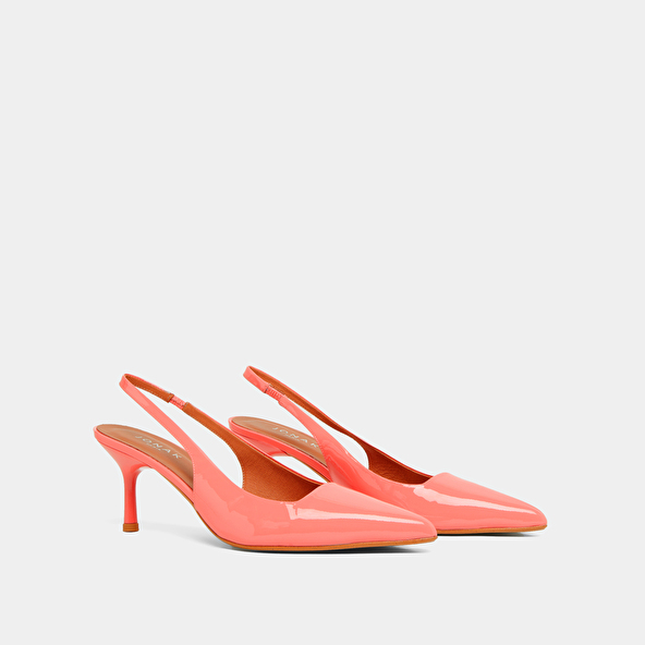 Pumps with pointed toes in coral patent | DIAMANTINE