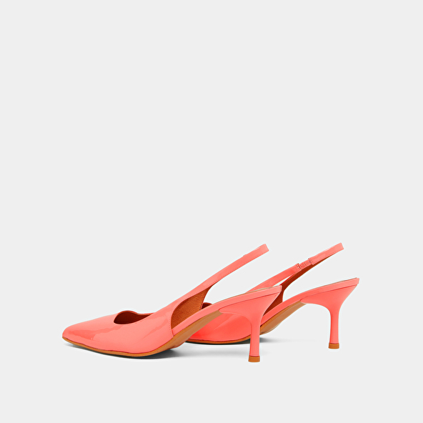 Pumps with pointed toes in coral patent | DIAMANTINE