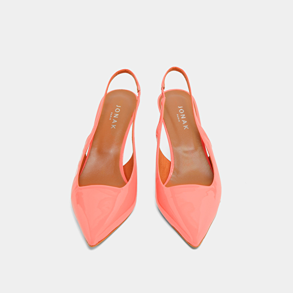 Pumps with pointed toes in coral patent | DIAMANTINE