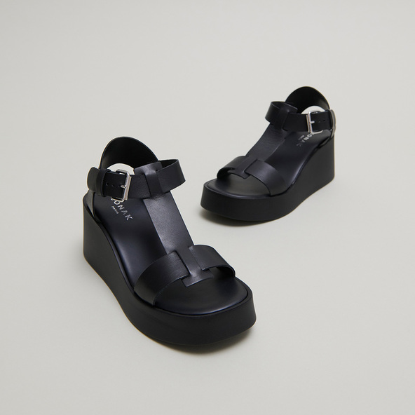 Wedge sandals with adjustable buckles in black leather | ESTELLE