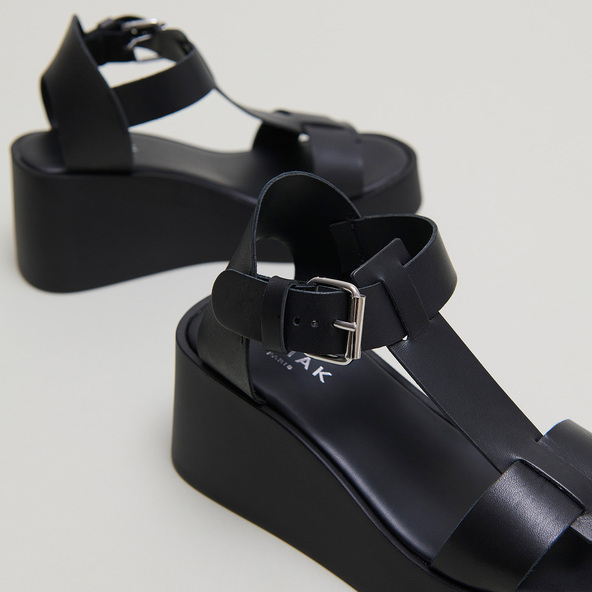 Wedge sandals with adjustable buckles in black leather | ESTELLE