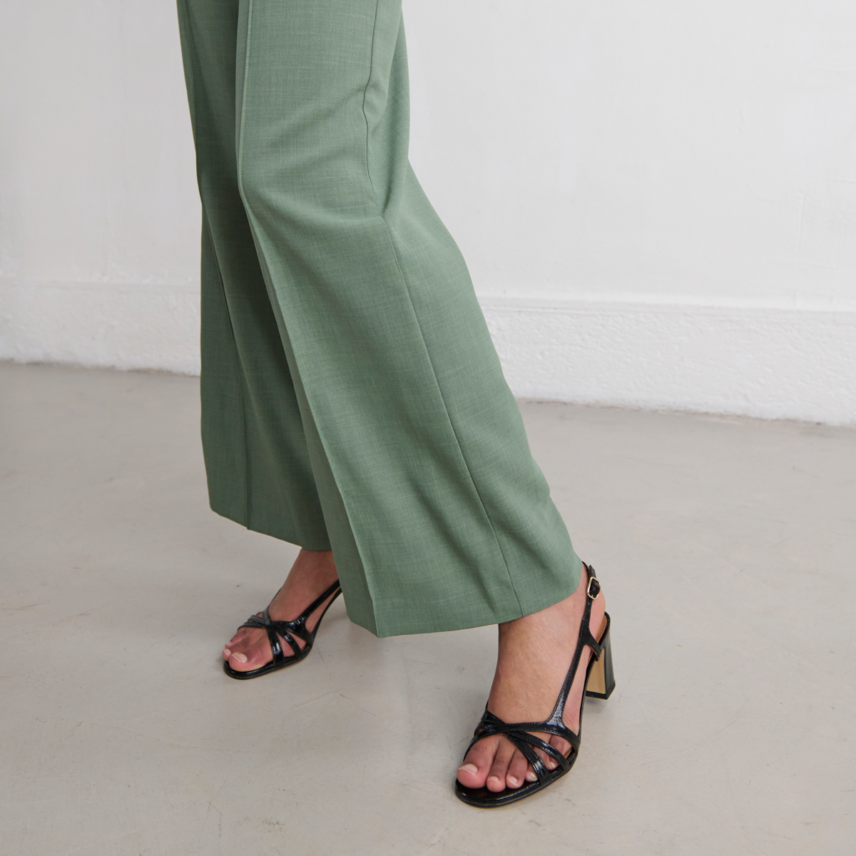 High-heeled sandals in black shiny leather | VAIANA