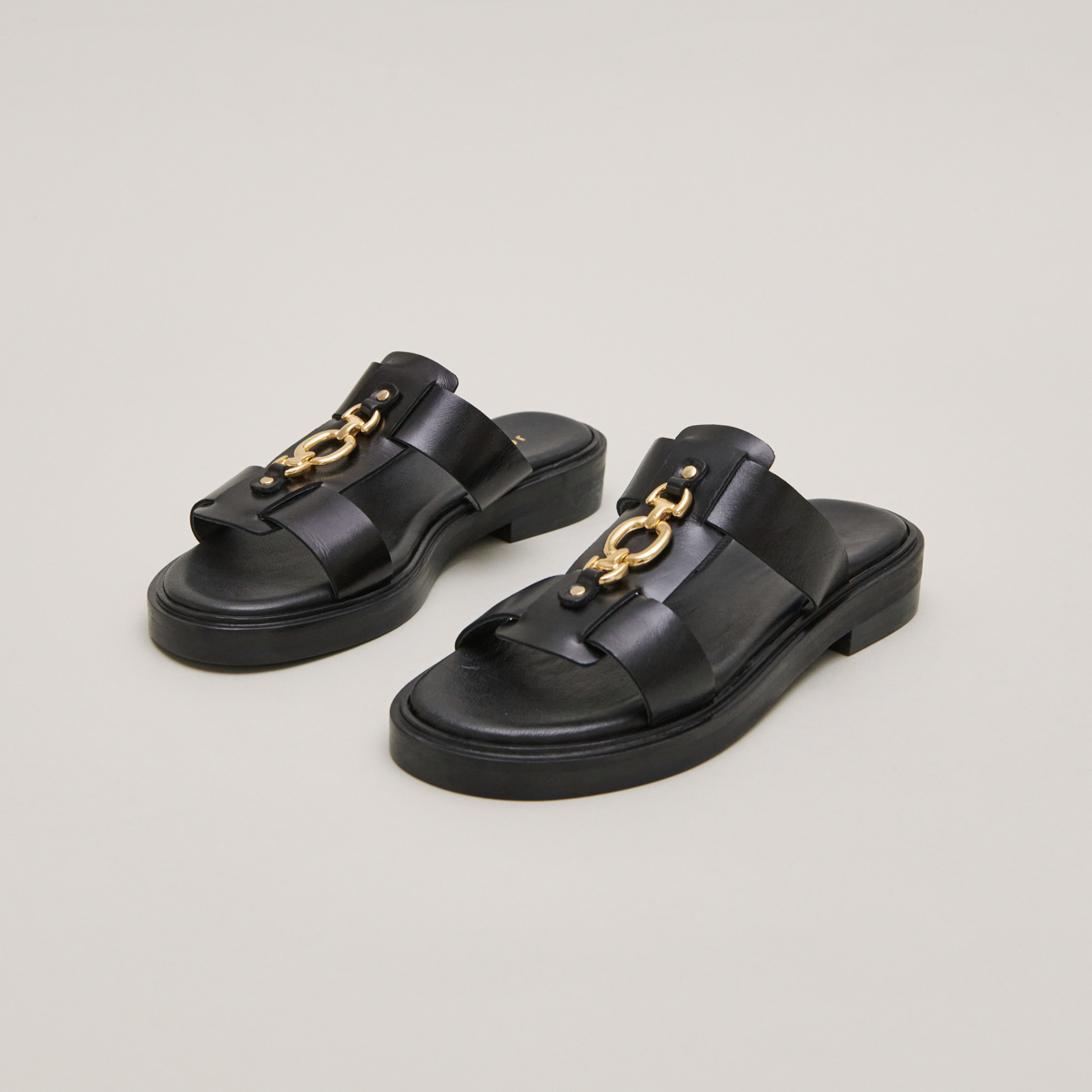 Mules with golden jaws in black leather | DOP