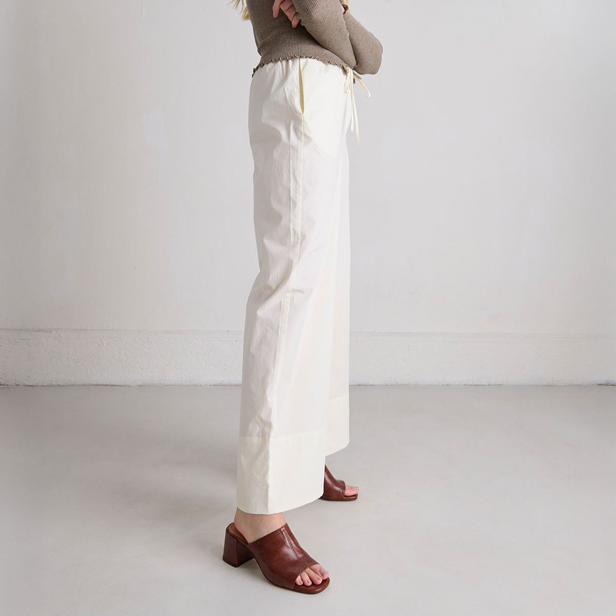 Mules with heels and open toes in brown distressed leather | BUTTERFLY