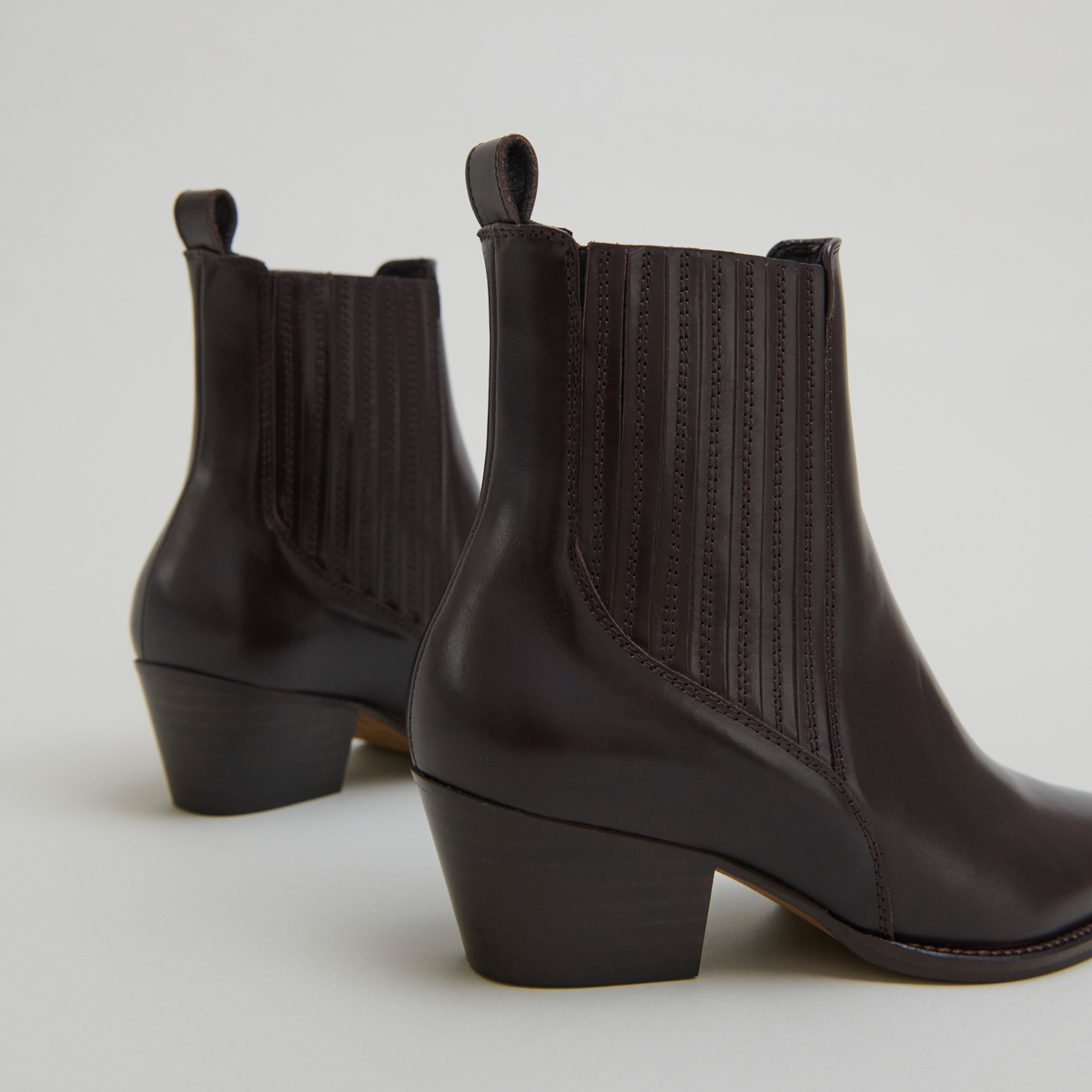Boots à petits talons biseautés et élastiques in dark brown leather | BAILEY