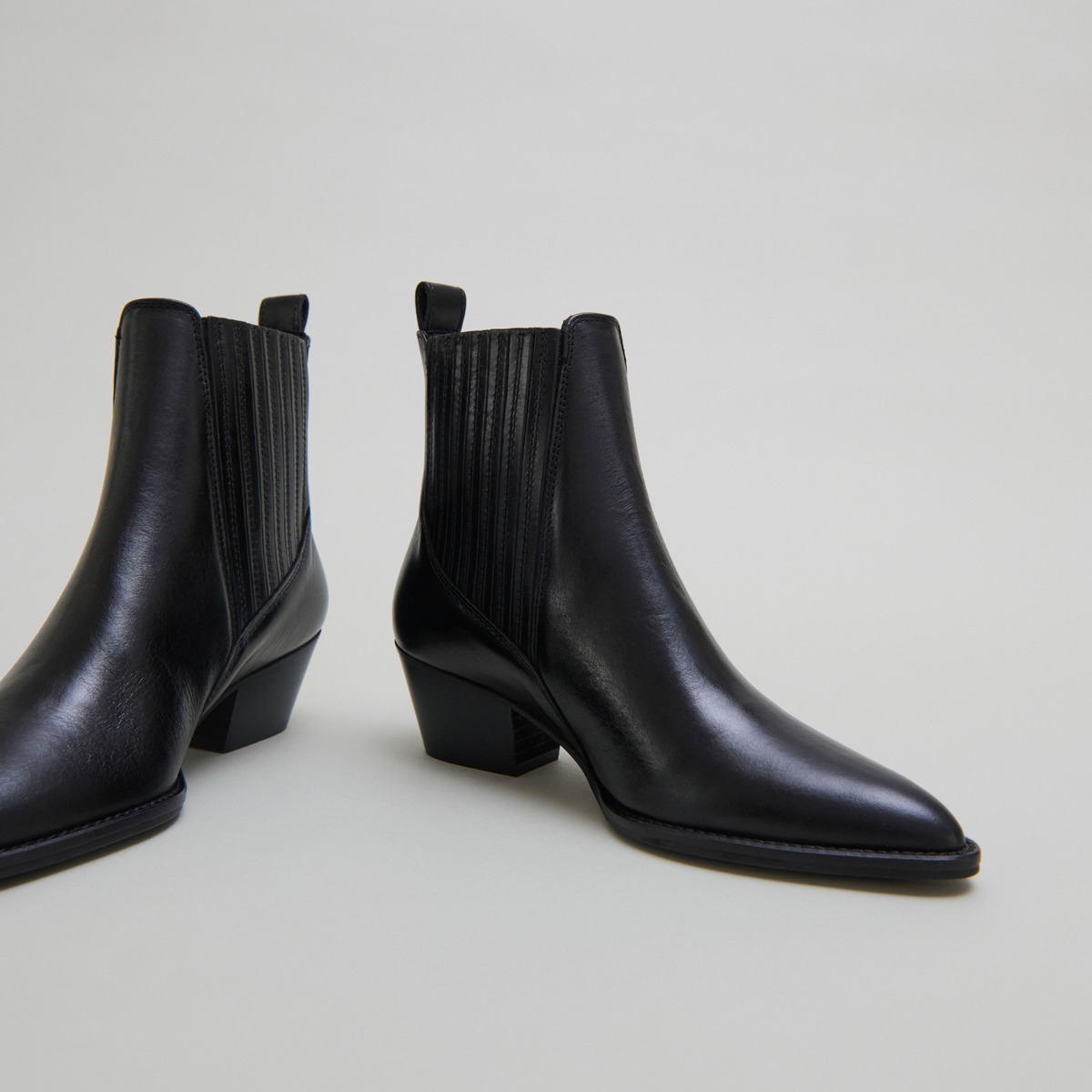 Lowboots with small beveled heels and elastics in black leather | BAILEY