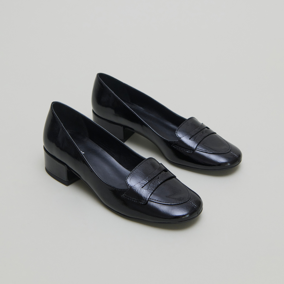 Mocassins à petits talons in black pleated patent | BERNIE