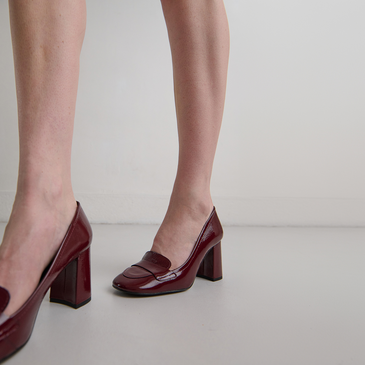 Mocassins &agrave; talons et bouts carr&eacute;s in burgundy pleated patent | BISE
