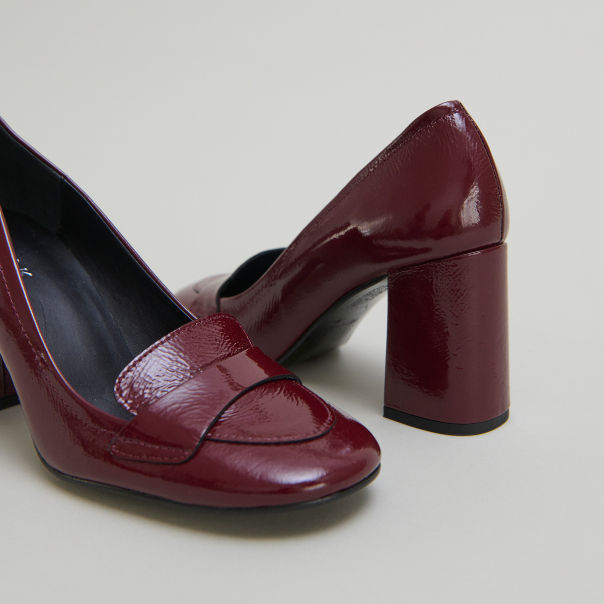 Mocassins &agrave; talons et bouts carr&eacute;s in burgundy pleated patent | BISE