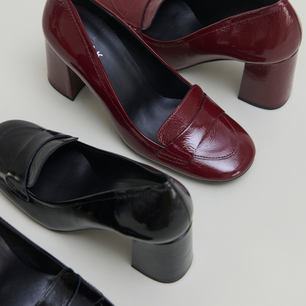 Mocassins &agrave; talons et bouts carr&eacute;s in burgundy pleated patent | BISE