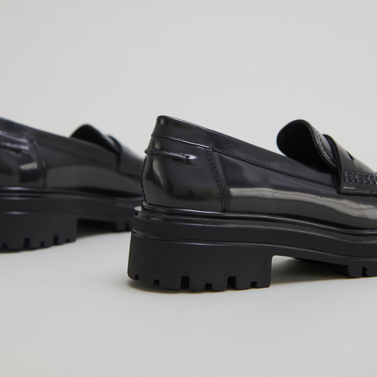 Loafers with notched soles in grey patinated leather | ALFI