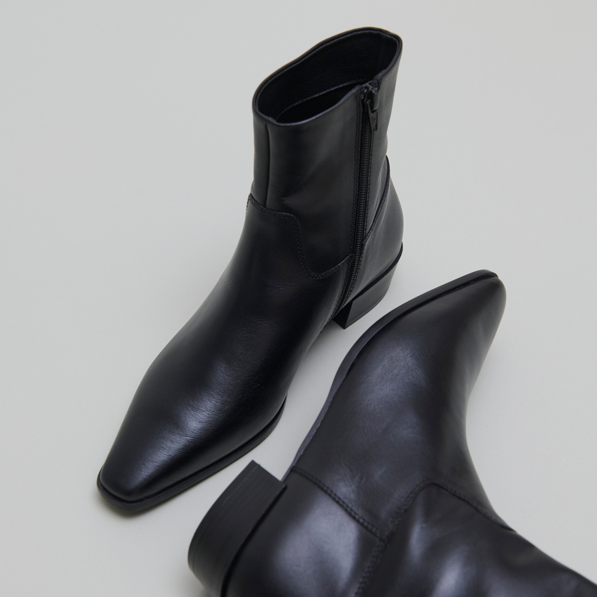 Boots à bouts pointus in black leather | PACHA