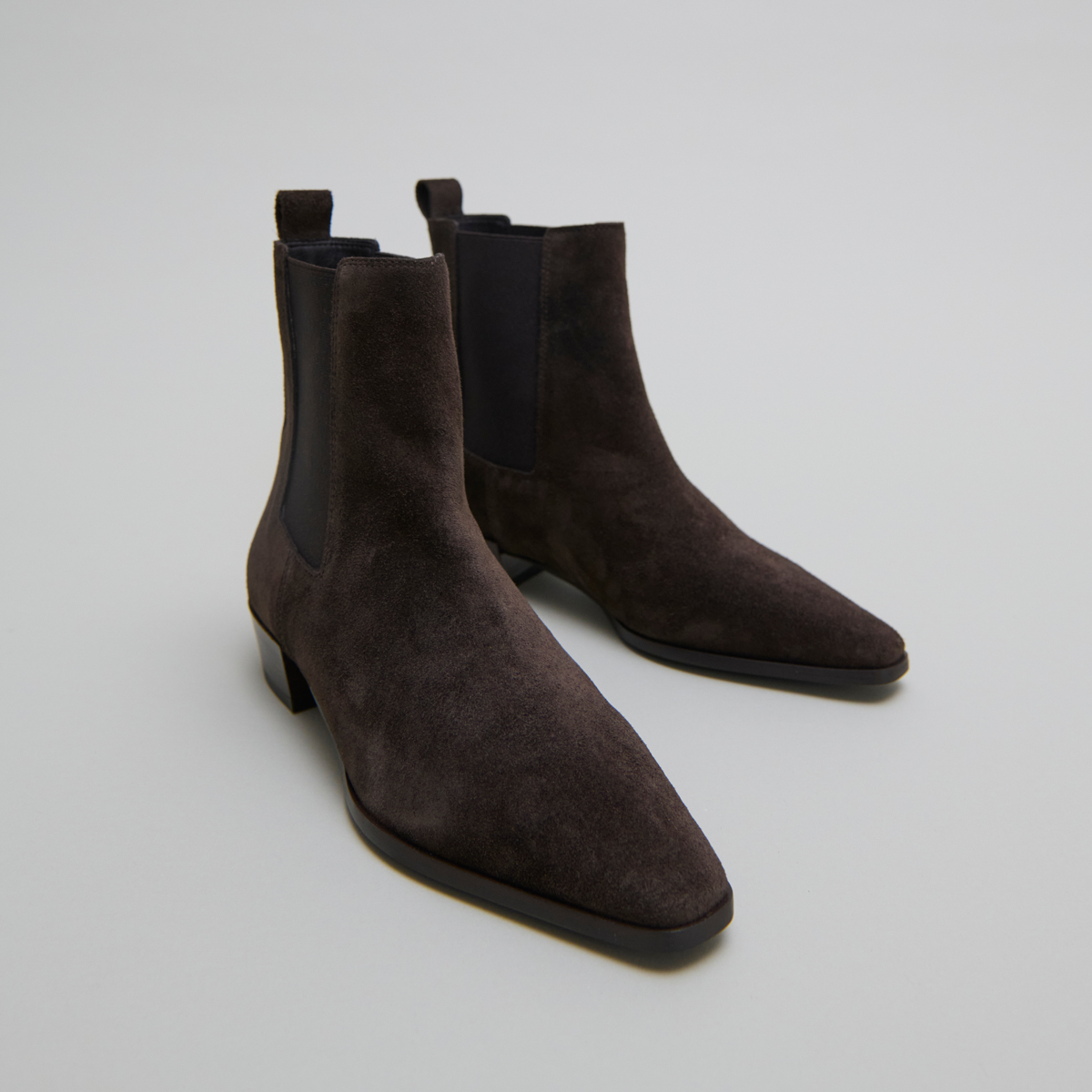 Boots with slight beveled heels and pointed toes in dark brown suede | PAPAYE