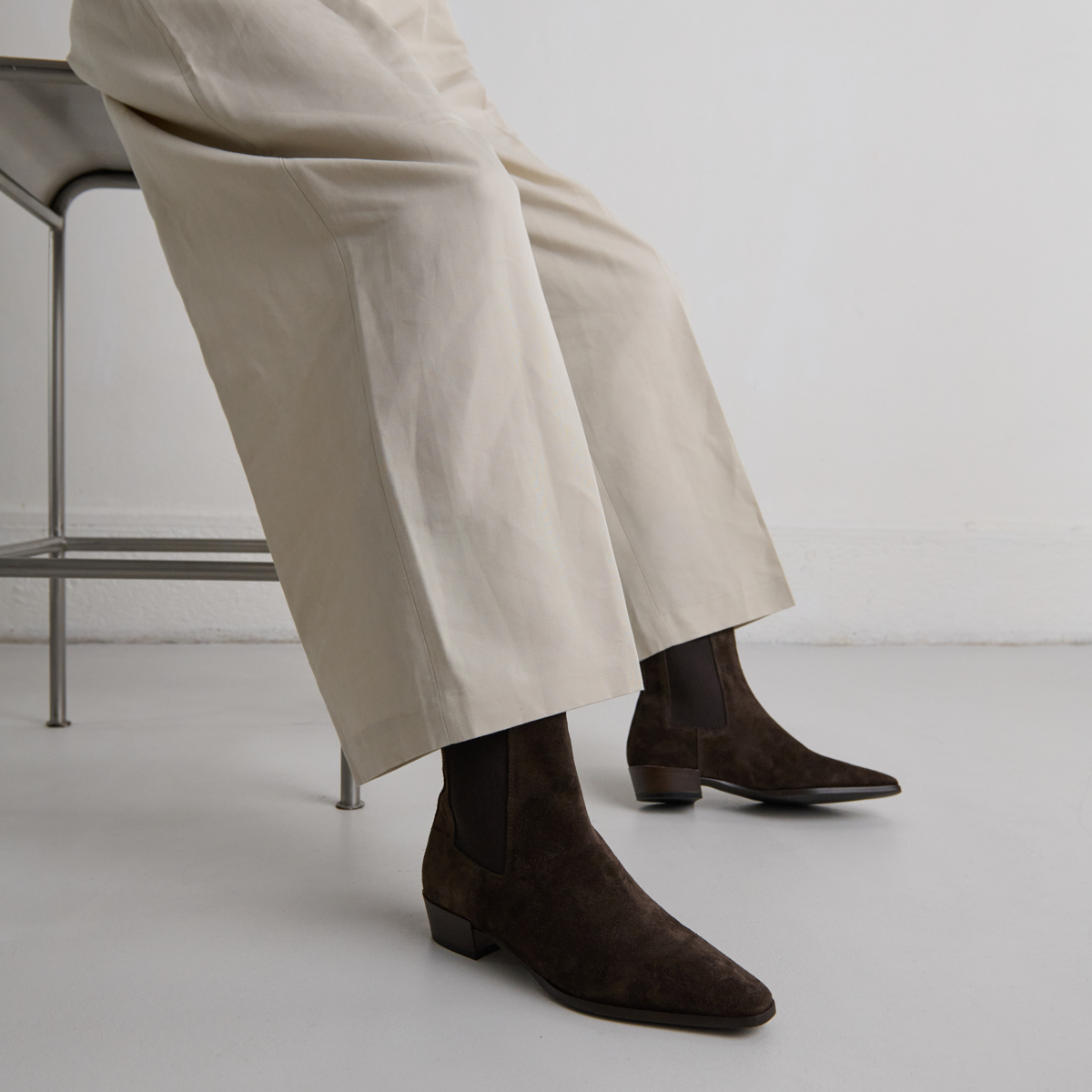 Boots with slight beveled heels and pointed toes in dark brown suede | PAPAYE