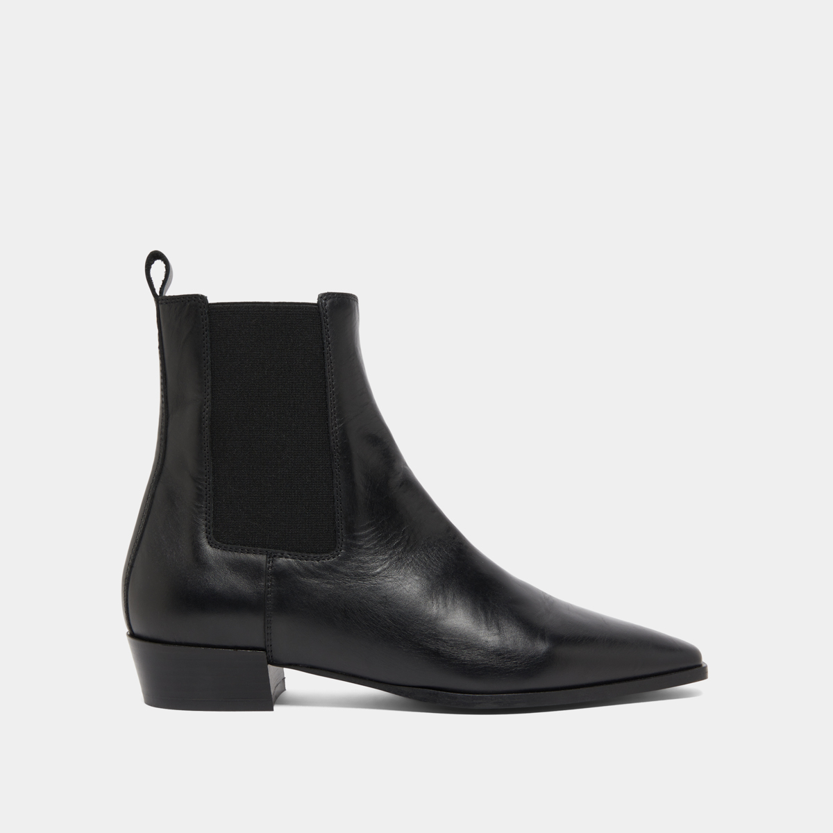 Boots with slight beveled heels and pointed toes in black leather | PAPAYE